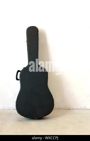 Die alten Gitarrenkoffer auf weißen Wand Stockfoto