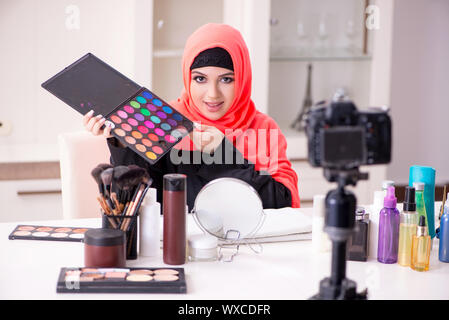 Schönheit Blogger im hijab Aufnahme von Video für Ihren Blog. Stockfoto