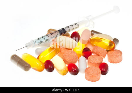 Spritze mit Ergänzungen auf weißem Hintergrund Stockfoto