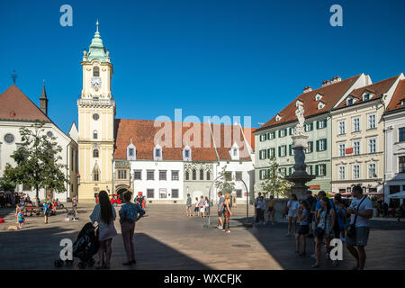 BRATISLAVA, SLOWAKEI - 18. AUGUST 2019: Altes Rathaus ist ein Komplex von Gebäuden aus dem 14. Jahrhundert. Es ist die älteste Stadt Halle im Land Stockfoto