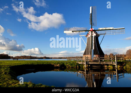 charmanten holländischen Windmühle über blauen Himmel Stockfoto