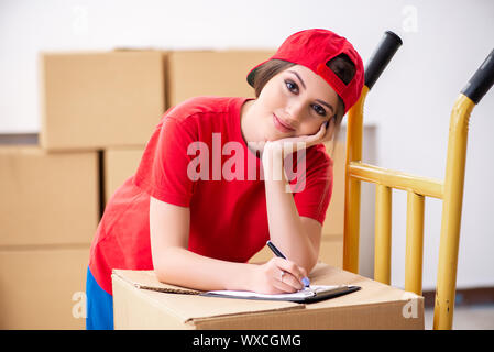 Jungen weiblichen professionellen Mover tun Home Umzug Stockfoto