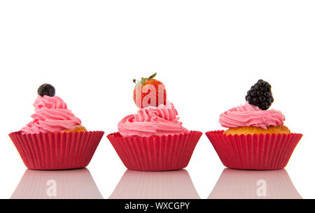 Frisches Obst-Muffins mit rosa Buttercreme isoliert auf weißem Hintergrund Stockfoto