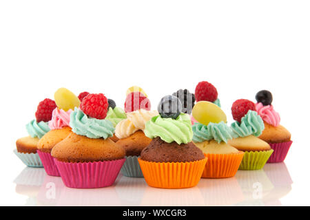 Frisches Obst Muffins isoliert auf weißem Hintergrund Stockfoto