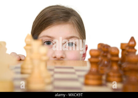 Mädchen auf der Suche Schach auf dem weißen Hintergrund Stockfoto