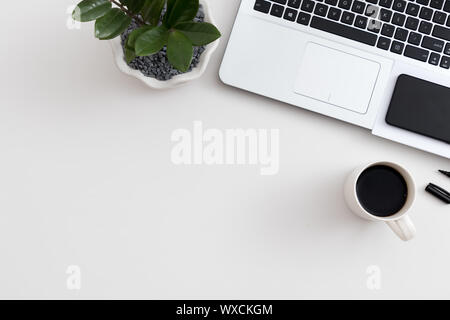 Weiß Schreibtisch mit Laptop und Kaffee Stockfoto