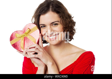 Lächelnde Frau hält ihr Valentinstag Geschenk. Mann ihrer Träume. Stockfoto