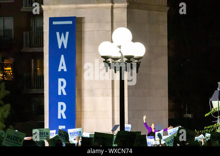 NEW YORK CITY September 2019: Senator Elizabeth Warren spricht mit einer Masse von Menschen zu einem präsidentschaftswahlkampf Kundgebung in Washington Square Park. Stockfoto
