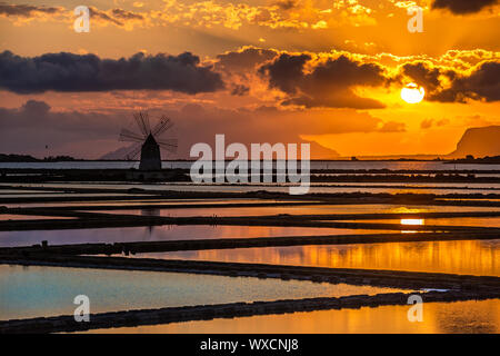 Marsala Salinen bei Sonnenuntergang, Sizilien, Italien Stockfoto