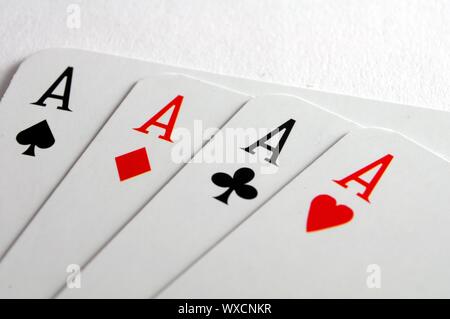 vier Asse auf weißen zeigt gewinnen oder Casino-Konzept Stockfoto