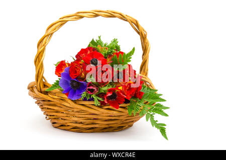 Blumenstrauß aus Rosen und Anemonen in einem Korb auf weißem Hintergrund Stockfoto