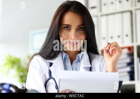 Ziemlich weiblich GP Holding in den Händen Zwischenablage Pad Stockfoto