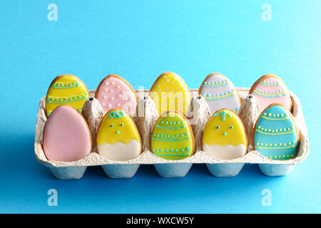 Ostern hausgemachte Lebkuchen Cookie über Blau Stockfoto