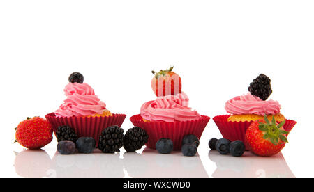 Frisches Obst Muffins isoliert auf weißem Hintergrund Stockfoto