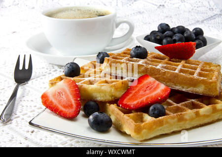 Frisch gebackene Waffeln mit Beeren und Kaffee Stockfoto
