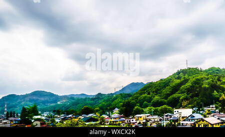 Tokyo, Japan - 13. Mai, 2019: auf dem Weg von Tokio nach Kawaguchiko Bahnhof Sie lokale Gehäuse am Fuße der Berge sehen konnte. Stockfoto