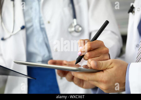 Weibliche GP elektronische Notizen in tablet pc Stockfoto