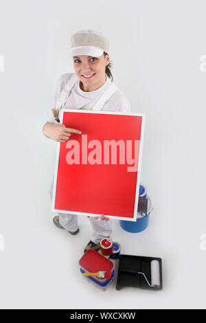 Maler mit einem leeren roten Schild Stockfoto