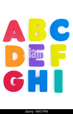 Bunte Gummi Alphabet auf weißem Hintergrund Stockfoto