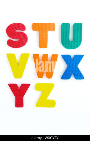 Bunte Gummi Alphabet auf weißem Hintergrund Stockfoto
