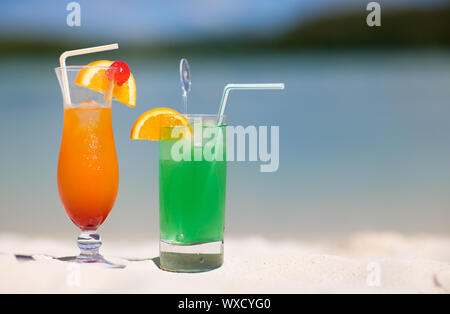 Zwei tropische Cocktails am weißen Sandstrand Stockfoto