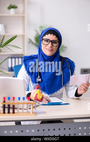 Ärztin im hijab im Krankenhaus Stockfoto