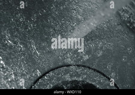 Wasserdurchfluss in den Abfluss in der Küche Stockfoto