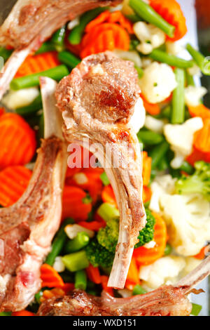 Appetitlich gebratenem Lamm Rippen und verschiedenen Gemüse-Nahaufnahme Stockfoto