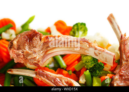 Appetitlich gebratenem Lamm Rippen und verschiedenen Gemüse-Nahaufnahme Stockfoto