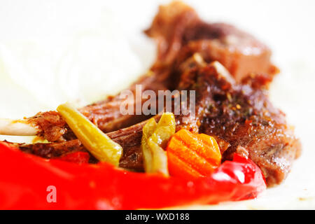 Appetitlich gebratenem Lamm Rippen und Gemüse auf weiß Stockfoto