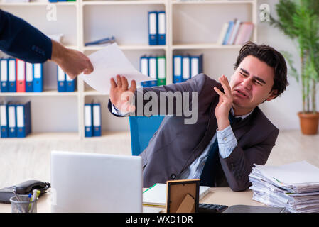 Junge männliche Mitarbeiter, von seiner Arbeit entlassen Stockfoto