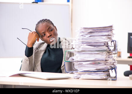 Schwarze weibliche Mitarbeiter mit übermäßiger Arbeit unzufrieden Stockfoto