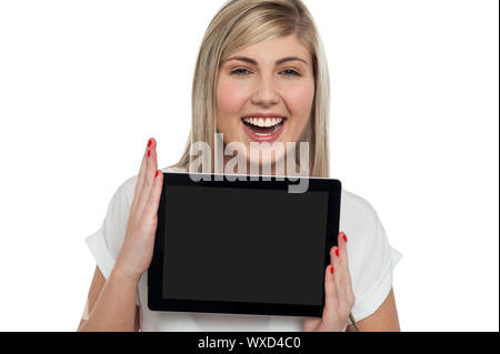 Freudige kaukasischen Teengirl zeigt einen brandneues Tablet-pc, touch Screen-Gerät. Stockfoto