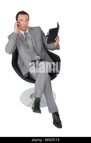 Mann in seinen Terminplaner Terminvereinbarung Stockfoto