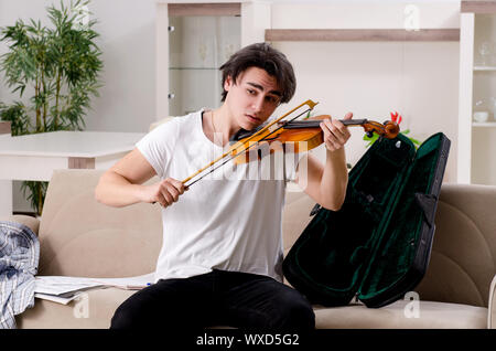 Junge Musiker Mann spielen Geige Üben zu Hause Stockfoto