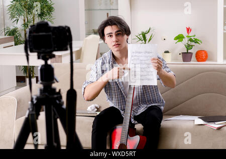 Young Guitar Player Aufnahme von Video für seinen Blog Stockfoto