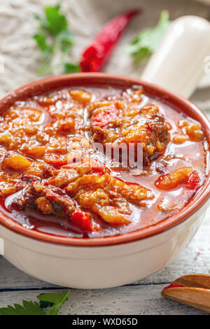 Dicke Fleischsuppe mit Kartoffeln und Paprika. Stockfoto