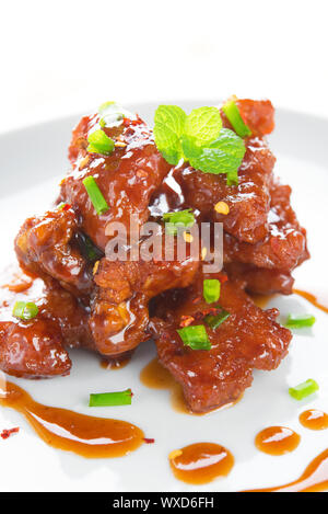 Chinesische Spareribs Küche Gericht, Nahaufnahme Leckeres asiatisches Essen in Teller servierfertig. Stockfoto