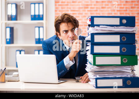 Junge elegante Mann mit zu viel Arbeit unzufrieden Stockfoto