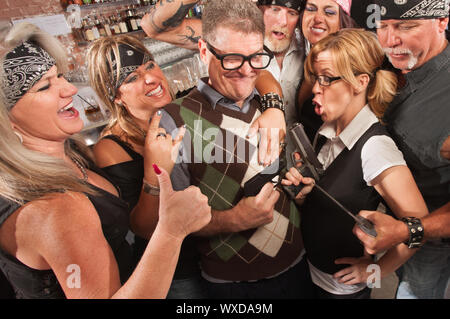 Nerds und Motorrad gang Vergleich Waffe Größen in bar Stockfoto