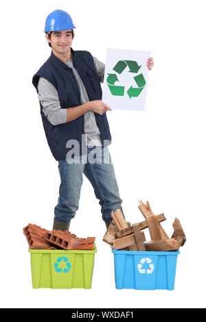 junge Maurer Holding recycling logo Stockfoto