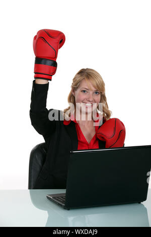 Glücklich Geschäftsfrau mit Handschuhen für den Boxsport Stockfoto