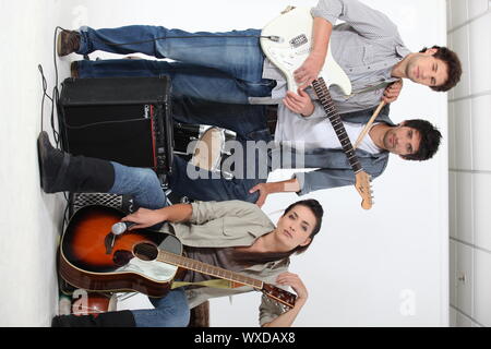 Musiker mit Instrumenten in einem weißen Raum Stockfoto