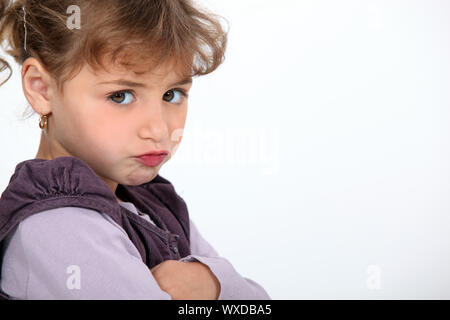 Ein kleines Mädchen, schmollend. Stockfoto