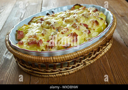 Französische Huhn Tartiflette Stockfoto