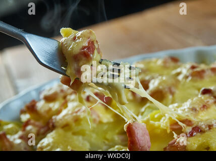 Französische Huhn Tartiflette Stockfoto