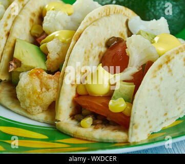 Gebratenem Blumenkohl und Linsen Tacos Stockfoto