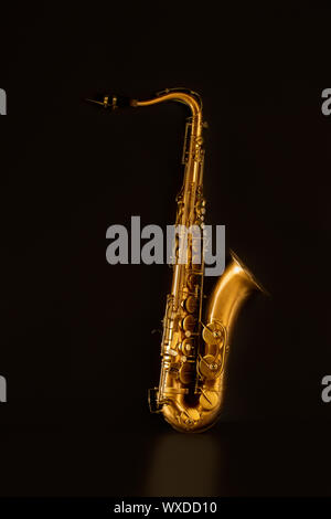 Sax-golden Tenor-Saxophon in schwarzem Hintergrund Stockfoto