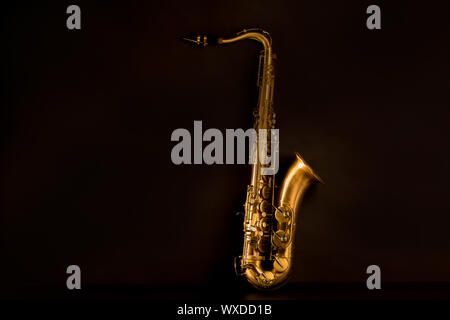 Sax-golden Tenor-Saxophon in schwarzem Hintergrund Stockfoto