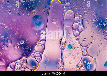Bunte öl Tintenblasen und Tropfen. Abstrakte Vorlage gemischter Textur Hintergrund. Tapeten Muster. Stockfoto